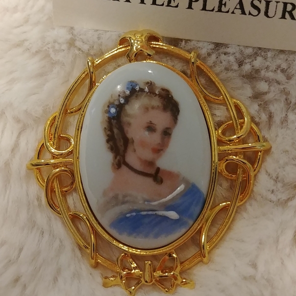 Limoges Limited Edition Little Pleasures Pill Box and Brooch - Picture 4 of 12